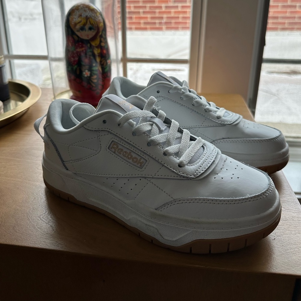 Chunky white Reebok sneakers like new condition, size 7